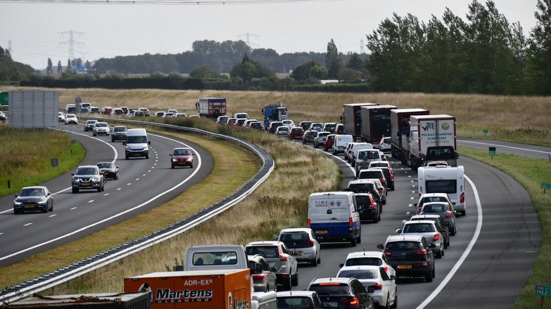 File op de A58 richting Bergen op Zoom na een ongeluk in de Vlaketunnel