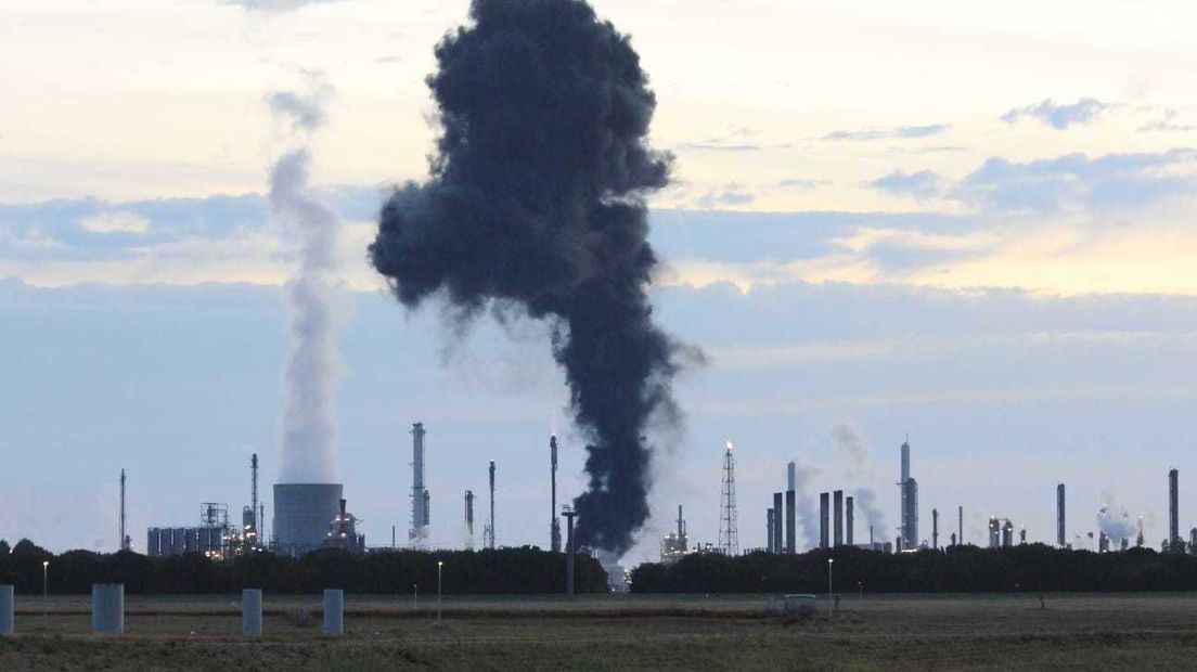 Grote roetpluim na explosie Dow Terneuzen