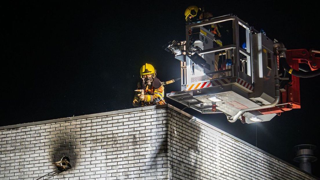 Bij de brand werd een hoogwerker ingezet