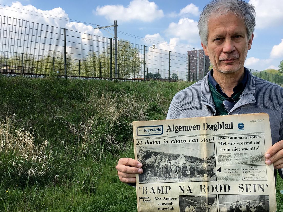 Ron Boers 43 jaar later op de rampplek in Schiedam.