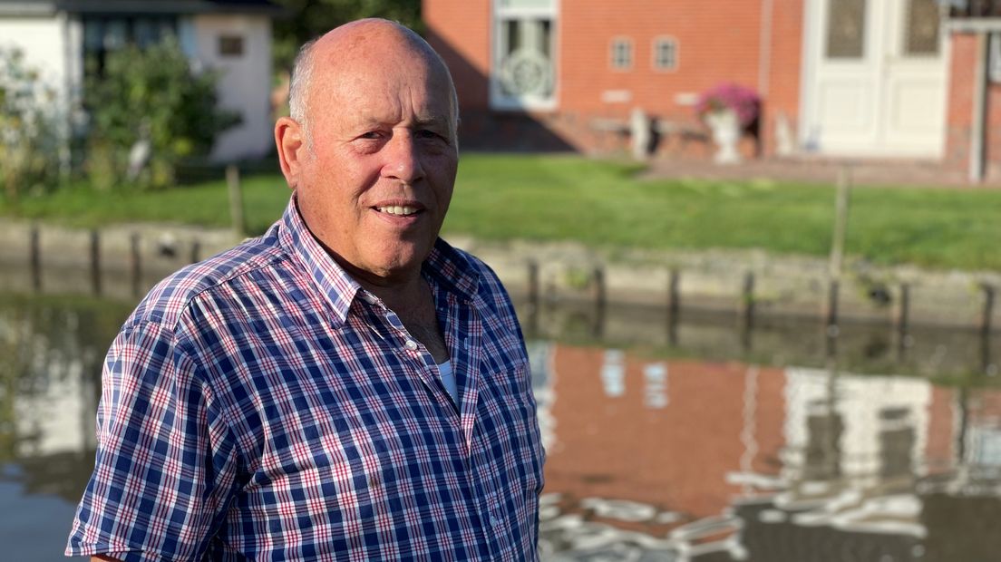 Jaap Lise voor het zwanenmeer naast zijn boerderij