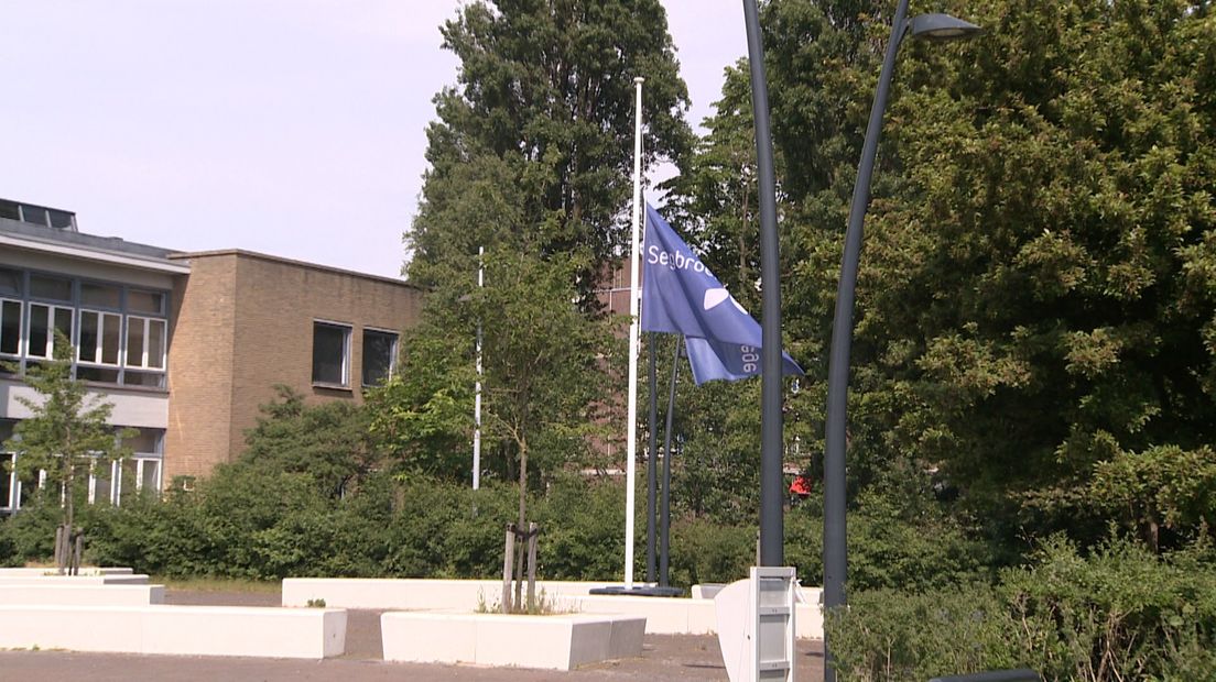 De vlag hangt maandag halfstok bij het Segbroek College in Den Haag. 