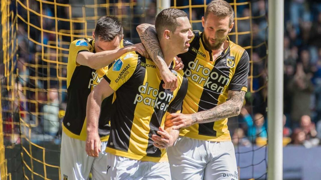 Vitesse heeft in eigen huis ruim gewonnen van De Graafschap. Het werd uiteindelijk 6-1. Lees hier het hele liveblog van de wedstrijd.