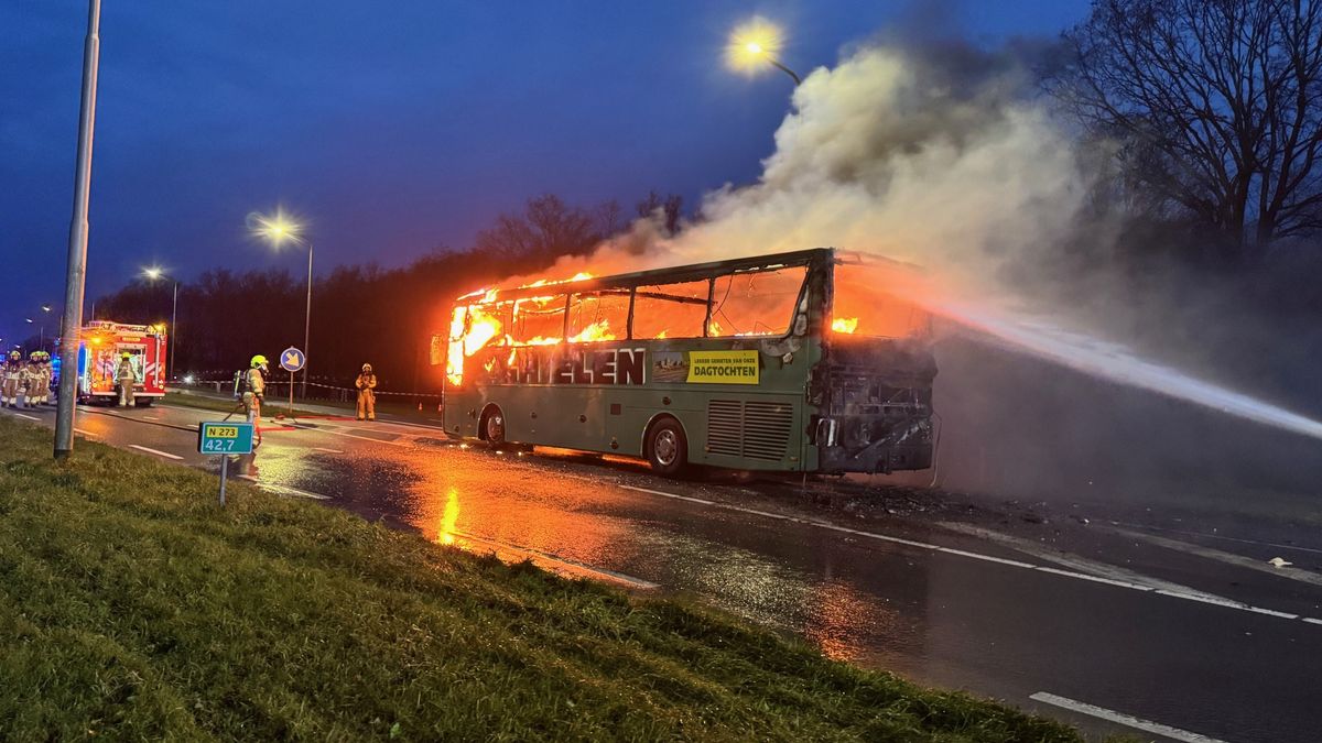 Schoolbus vliegt in brand: chauffeur en 40 kinderen op tijd eruit
