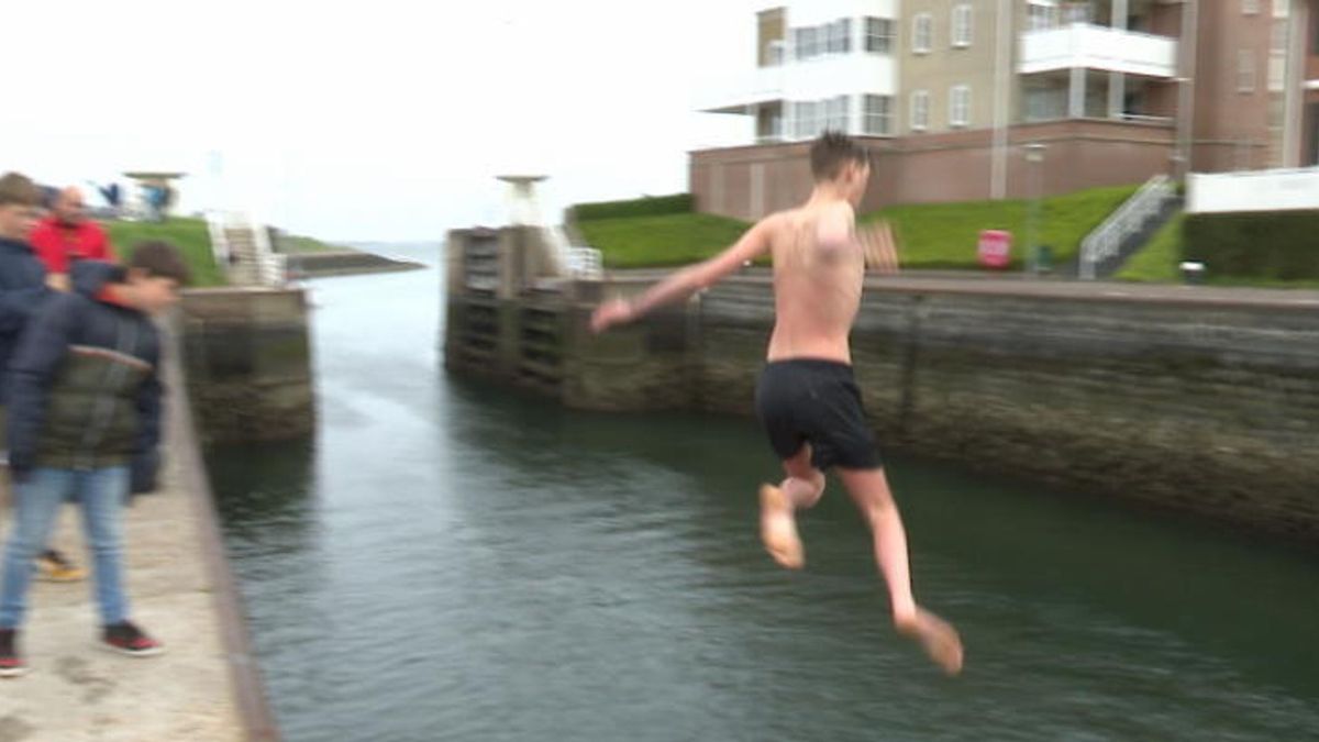 Jongeren zijn boos over zwemverbod bij sluis Wemeldinge en voeren actie