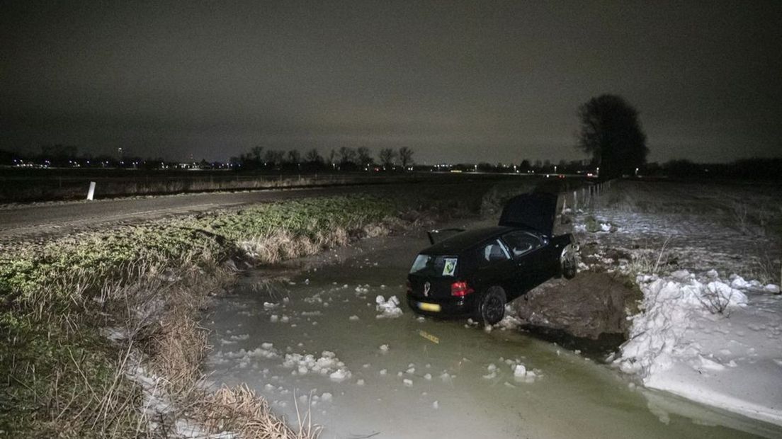 Bij een auto-ongeluk in Elst zijn drie gewonden gevallen.