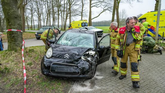 Politiemedewerker betrokken bij aanrijding, militairen verlenen eerste hulp