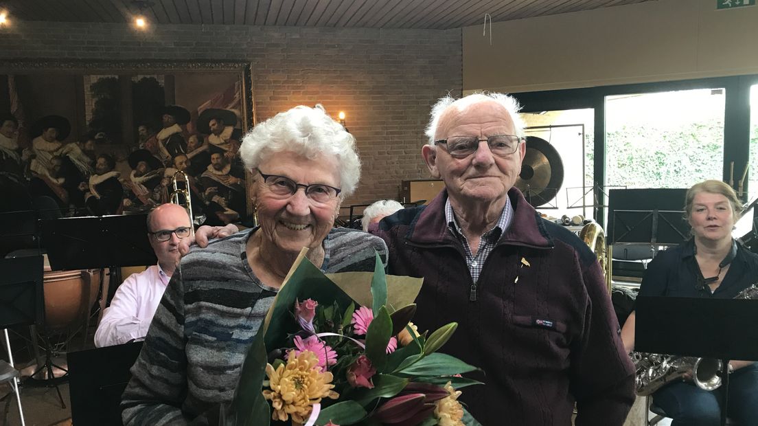 Muzikant Jan van Beek is na 60 jaar lidmaatschap van UDI Dwingeloo onderscheiden, samen met zijn Jantje (Rechten: Margriet Benak / RTV Drenthe)