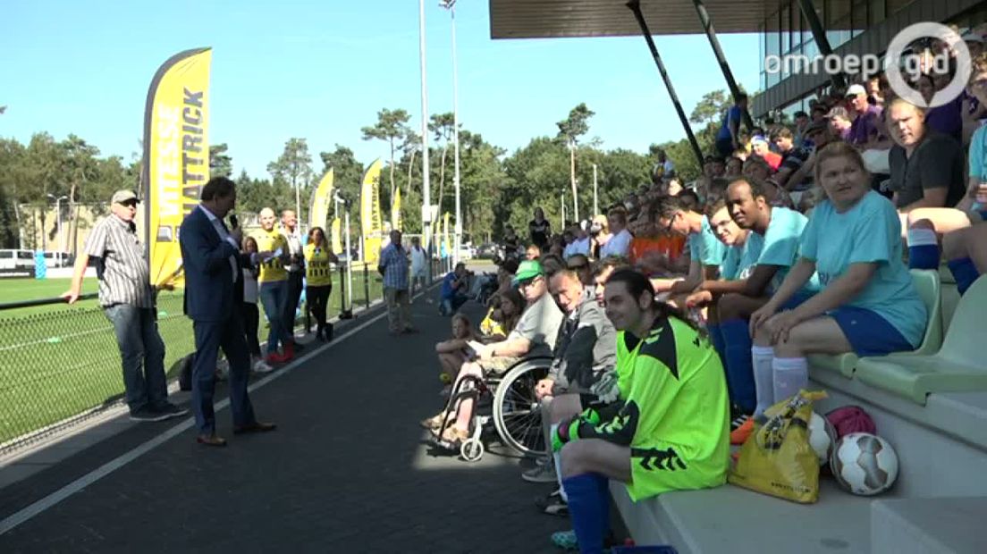 Voetbalclub Vitesse uit Arnhem hield woensdag voor de zeventiende keer de Vitesse G-trofee. Dat is een voetbaltoernooi voor jongeren uit een gezinsvervangend tehuis of andere woonvoorziening.