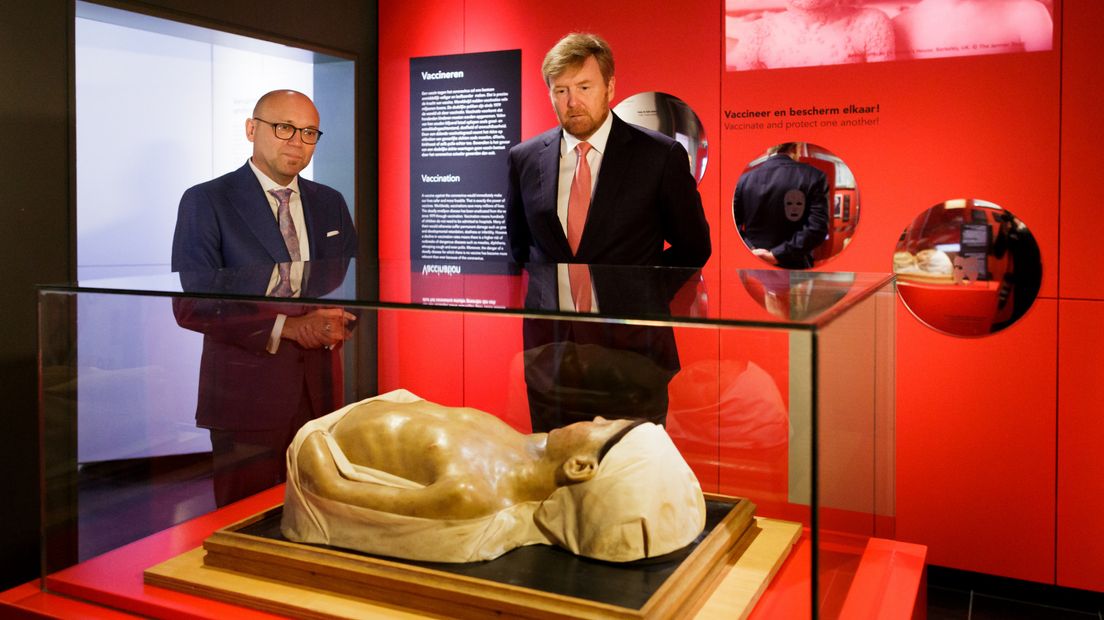 Koning Willem Alexander en museumdirecteur Amito Haarhuis bij 'Besmet!'