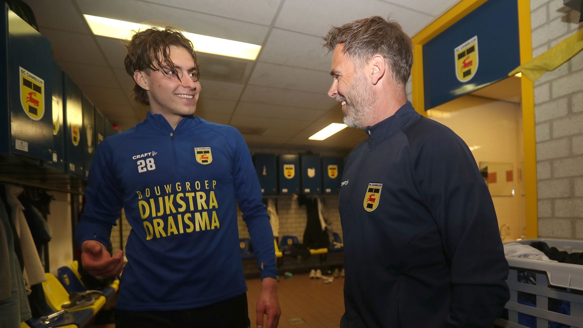 Roberts Uldrikis (l) mei de nije ynterim-trainer Dennis Haar (r)