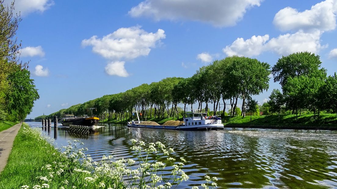 Het Kanaal door Walcheren vormt een mooi decor op deze lentedag.