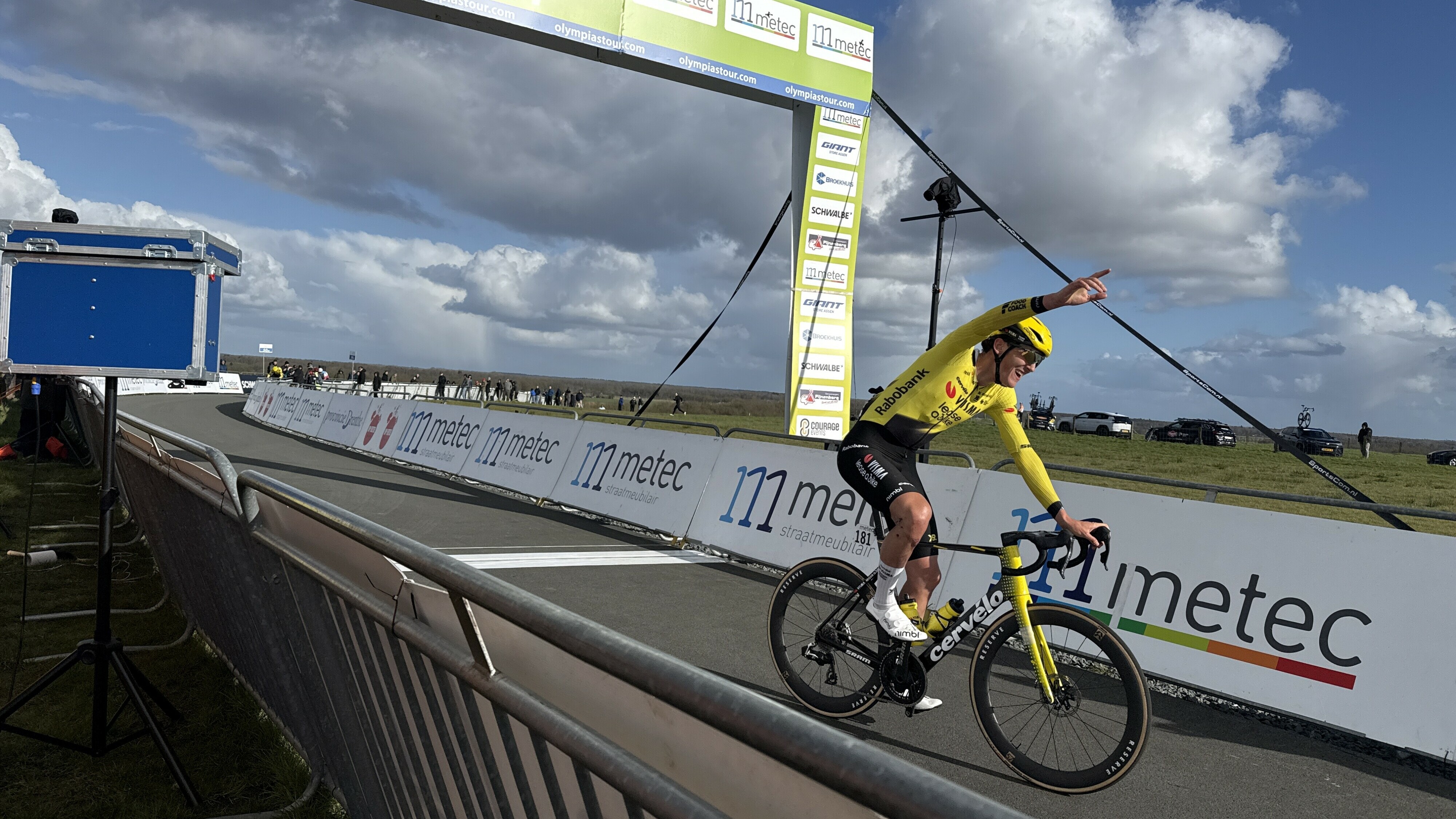 Amerikaan Ashlin Barry wint solo Koninginnerit Olympia's Tour op de VAM-berg