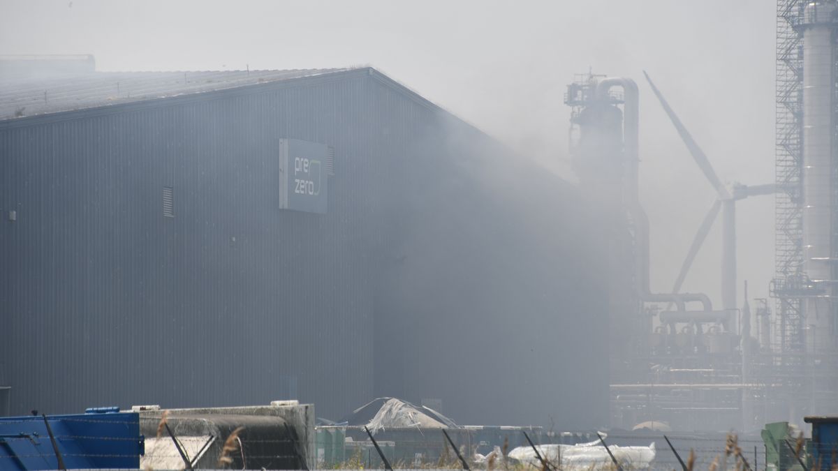 Brand in loods bij afvalverwerkingsbedrijf in Nieuwdorp