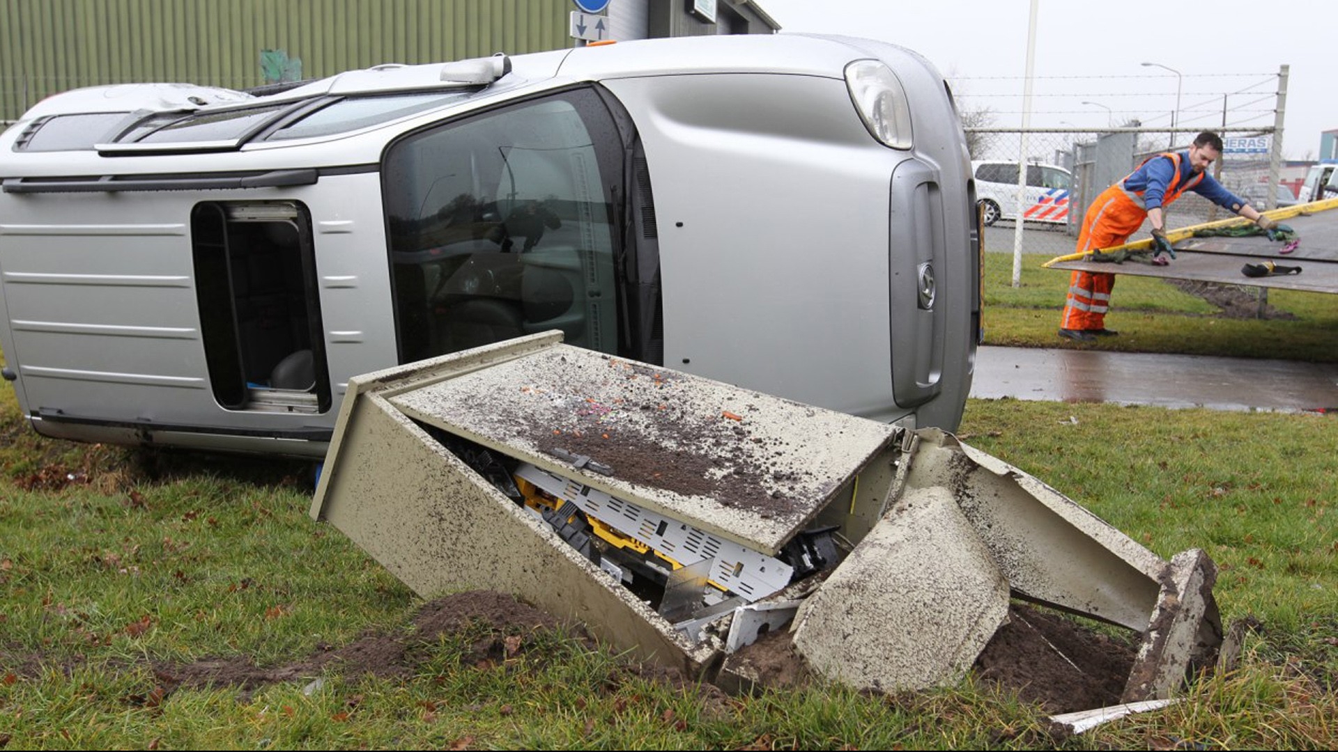 Auto Belandt Op Zijn Kant Na Botsing - RTV Noord