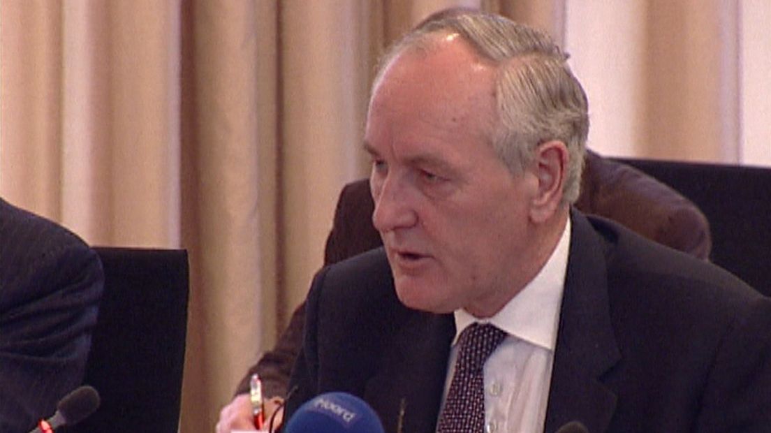 Toenmalig minister Johan Remkes spreekt in 2006 de raadsleden van de toenmalige gemeente Delfzijl toe