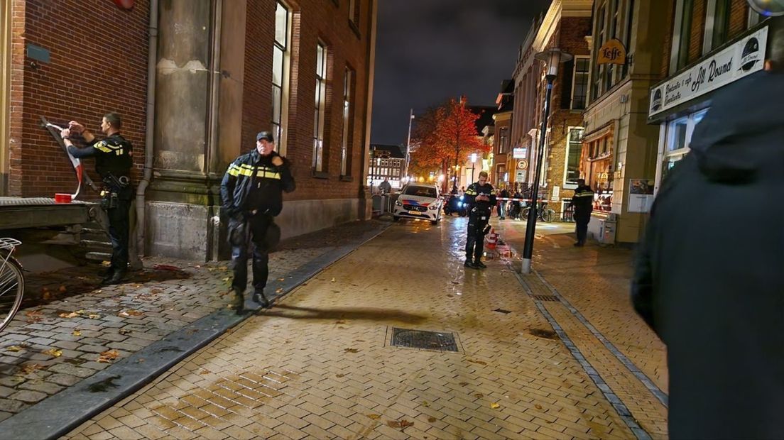De politie zet een deel van het Akerkhof af