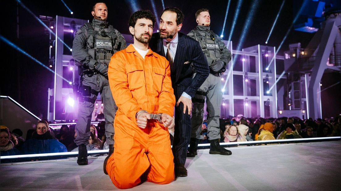 Sinan Eroglu wie Jezus, Dragan Bakema spile Pilatus