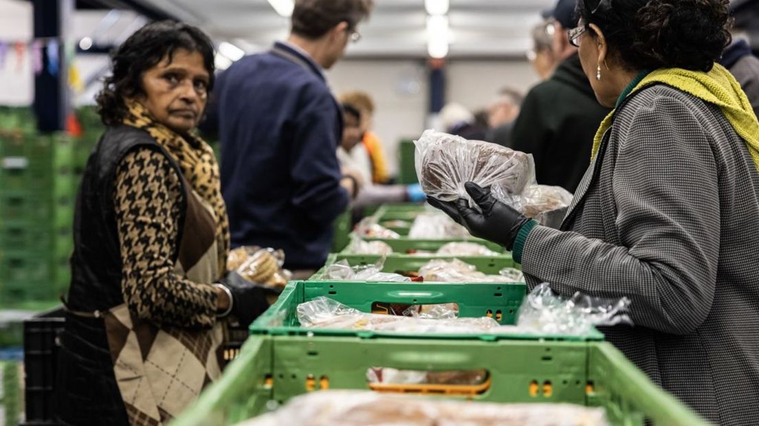 Vrijwilligers maken voedselpakketten in orde. Foto ter illustratie.