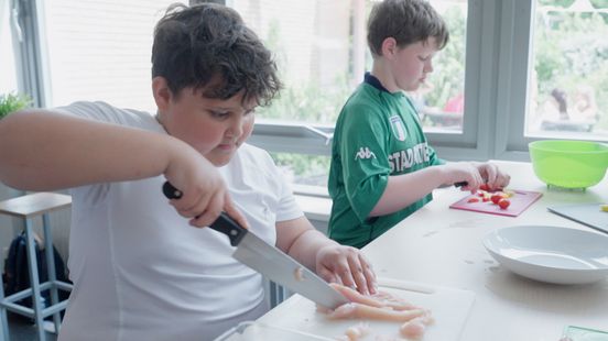 Zeer moeilijk lerende kinderen staan op school veel in de keuken: 'Zo zelfstandig mogelijk' Home