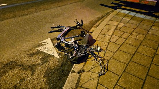 Fietser naar ziekenhuis na aanrijding met vrachtwagen in Losser. Fietser naar ziekenhuis na aanrijding met vrachtwagen in Losser.