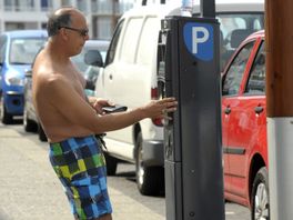 Kustdorp wil betaald parkeren uitbreiden, inwoners zetten referendum op