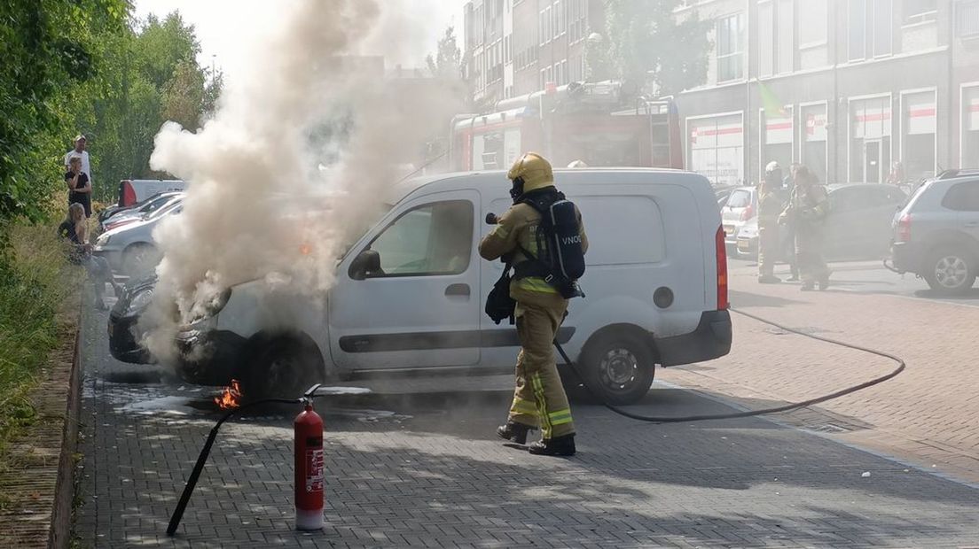 Kortsluiting in de auto veroorzaakte vermoedelijk de brand.