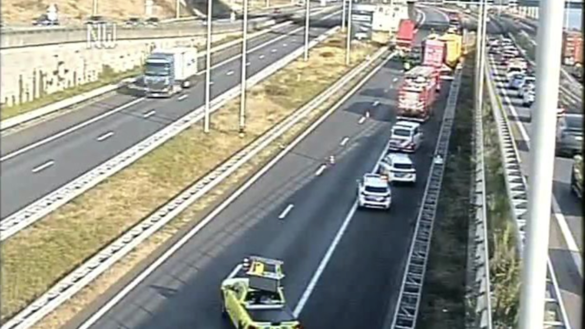 Op de A15 is een ongeluk gebeurd met twee vrachtwagens.
