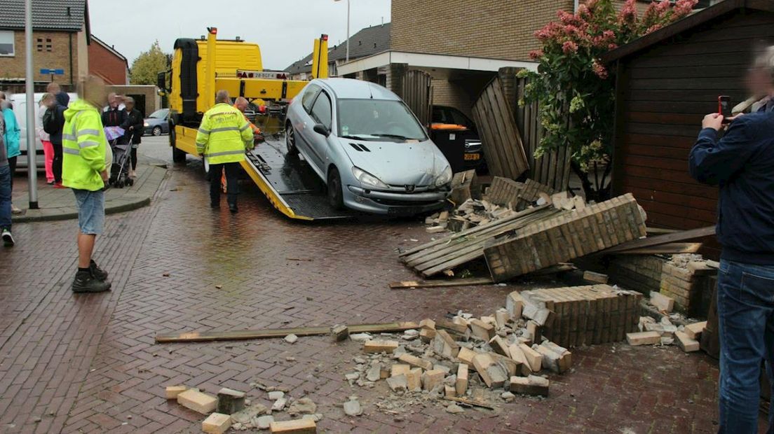 De auto richtte een grote ravage aan