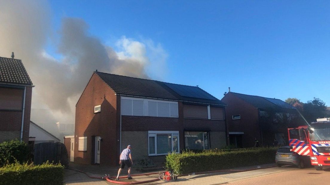 De brand woedde in een schuur aan de achterkant van een woning.