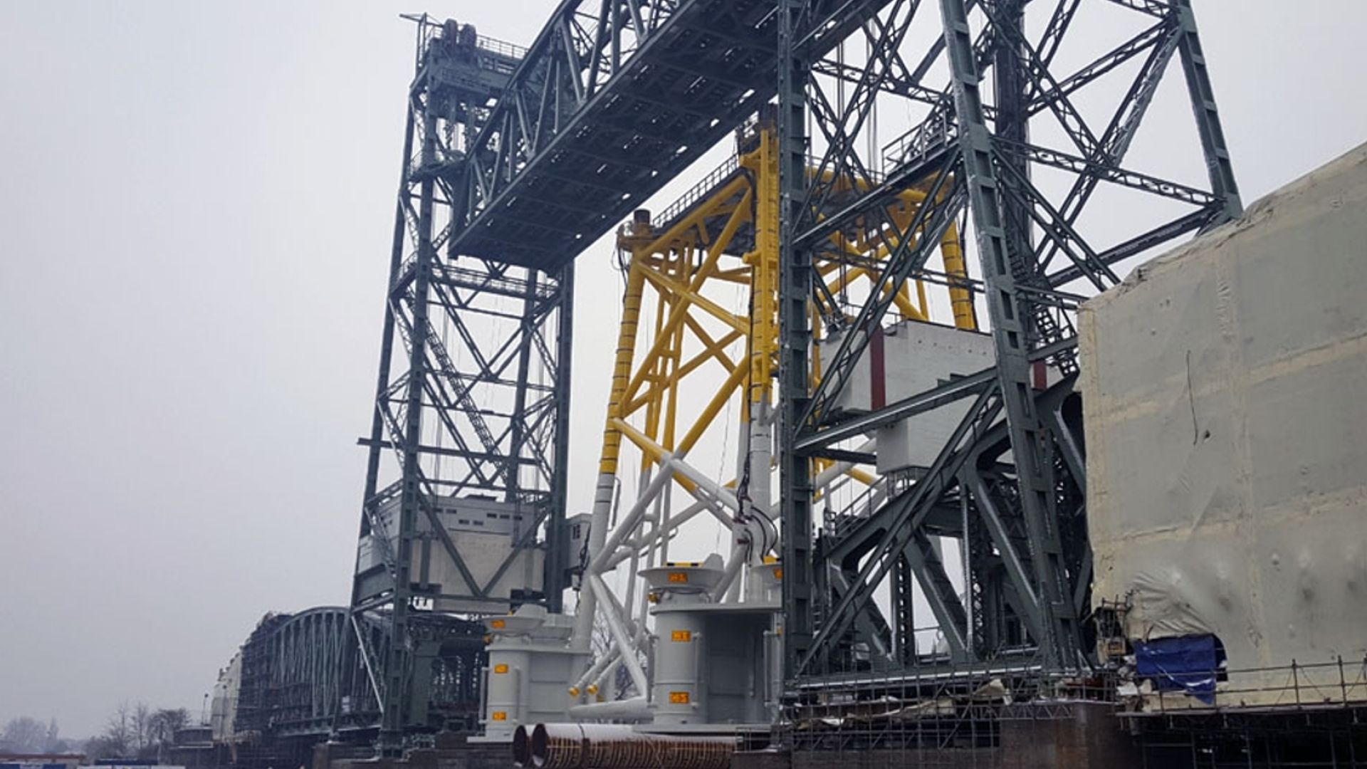 Voet van verdeelstation past net onder de Hef