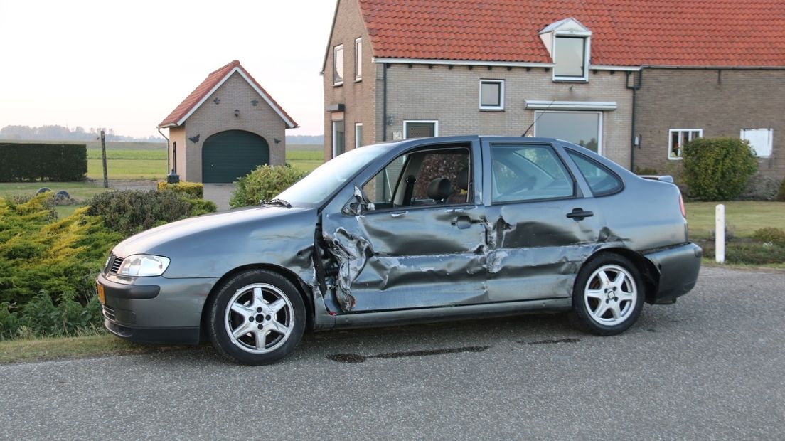 Auto beschadigd na botsing met motor in Oosterland