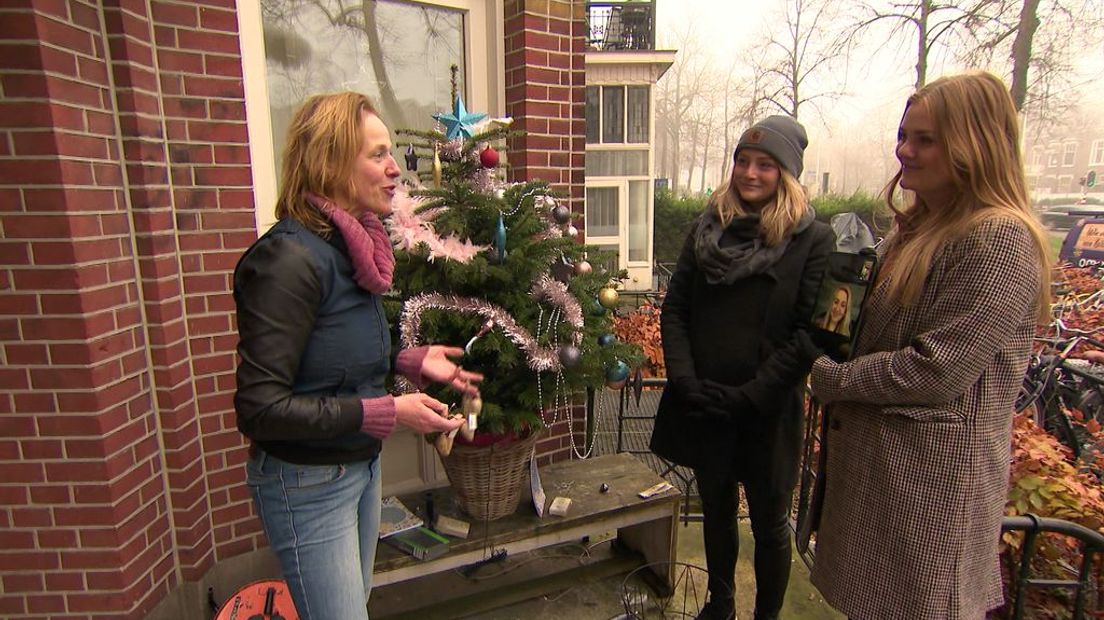 Tess en Lynn krijgen een kerstboom.