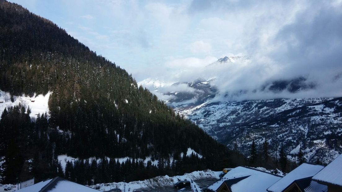 De zoekactie in de Franse Alpen naar het derde slachtoffer van het lawine-ongeval is gestaakt. Als de weersomstandigheden het toestaan, wordt deze vrijdag weer hervat.