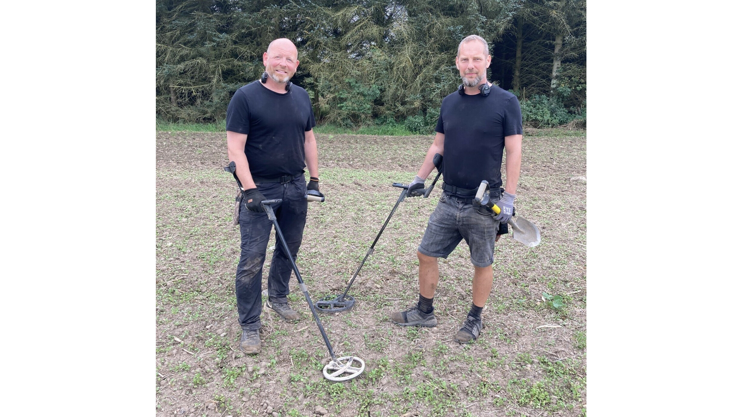 Amateurarcheologen Finn Ibsen (l) en Lars Danielsen (r) vonden het schijfje bij Ringsted