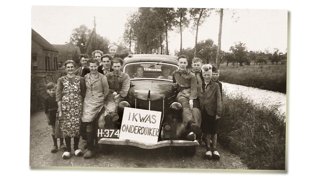 Nieuwland, mei 1940. Daar was hij opeens weer, de auto van Arie van Mourik die in 1943 onderdook.