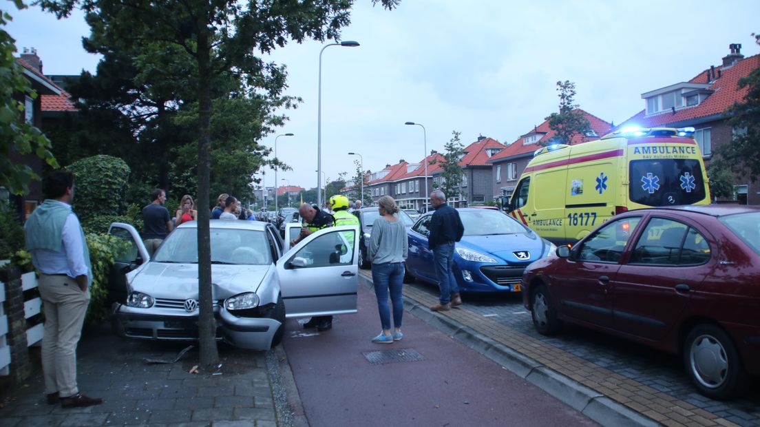 De auto kwam tegen een boom tot stilstand.