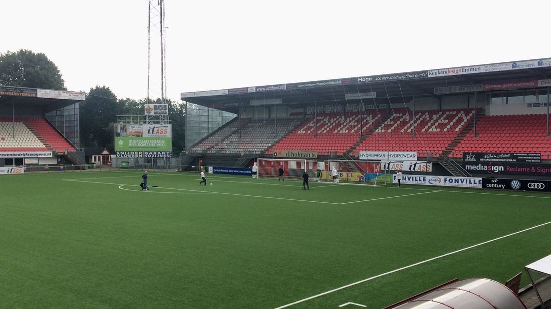 De penalty op afstand; publiek mocht vanwege de coronaregels niet mee het veld op (Rechten: RTV Drenthe/Annemiek Meijer)