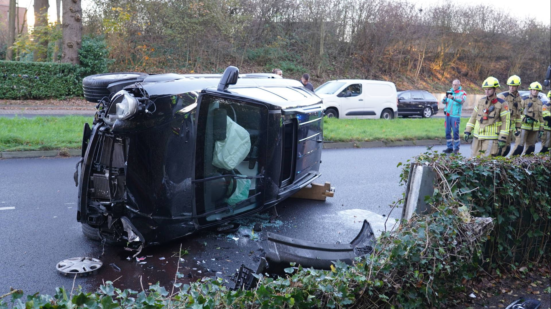 Auto belandt op zijkant, weg gedeeltelijk afgesloten