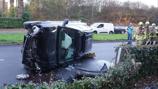 Auto belandt op zijkant