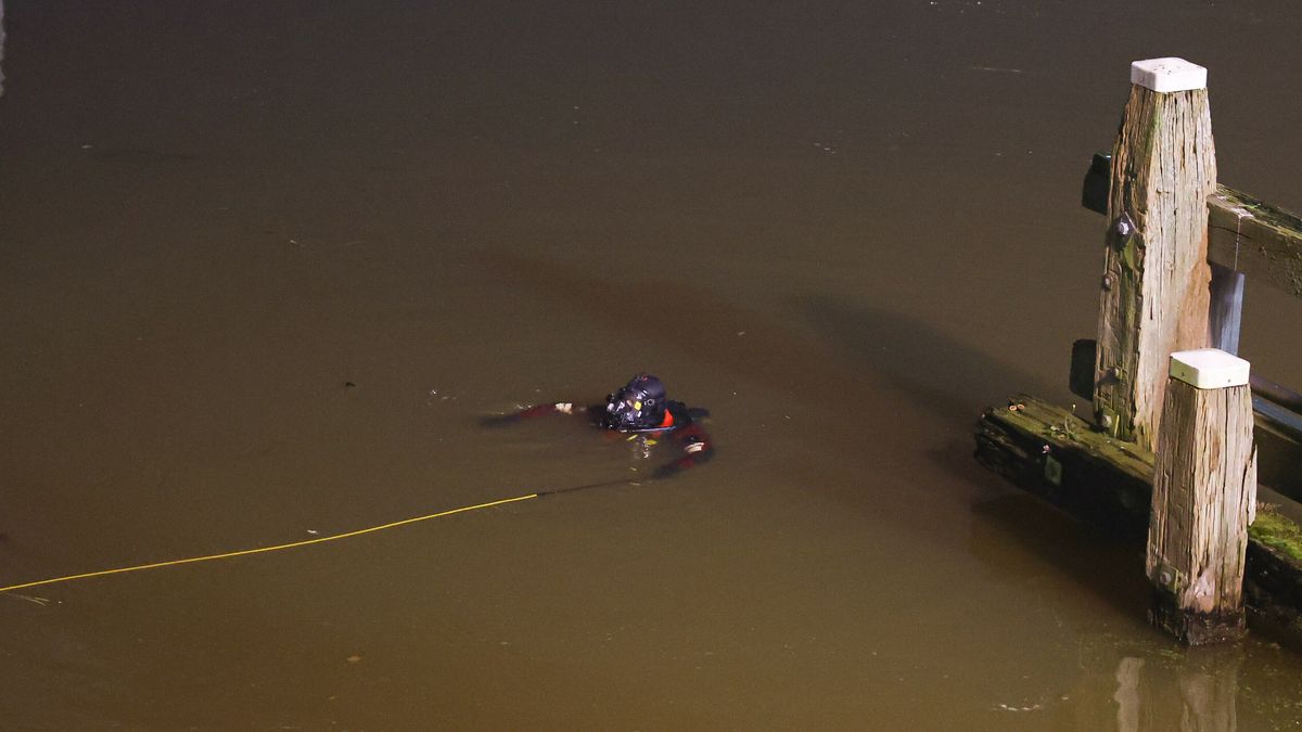 Zoektocht naar mogelijke inbreker in het water bij Lemmer