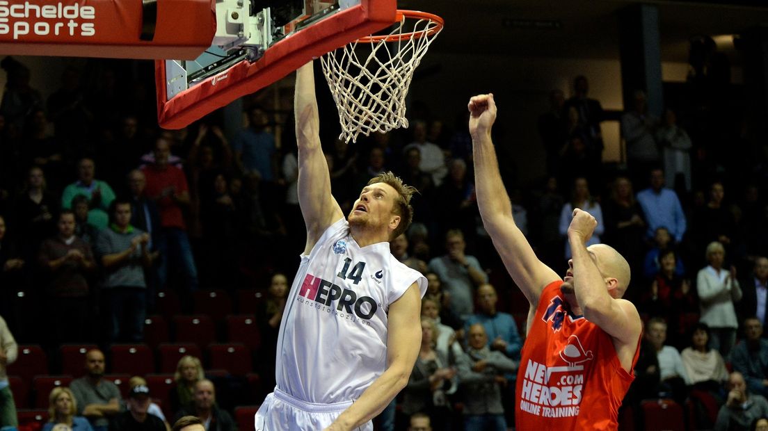 Thomas Koenis was opnieuw belangrijk voor Donar archiefbeeld