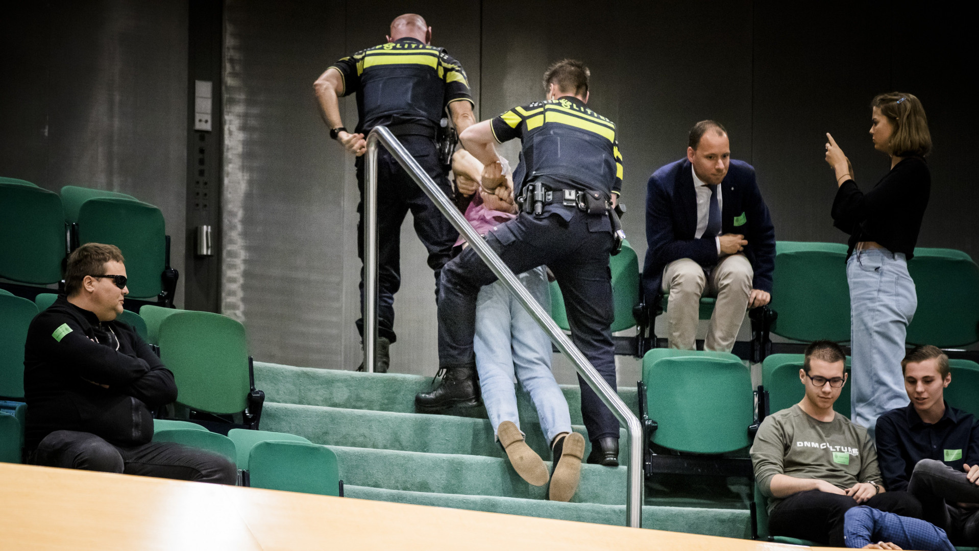 Een activist van Extinction Rebellion wordt in 2019 door agenten meegenomen uit de Tweede Kamer