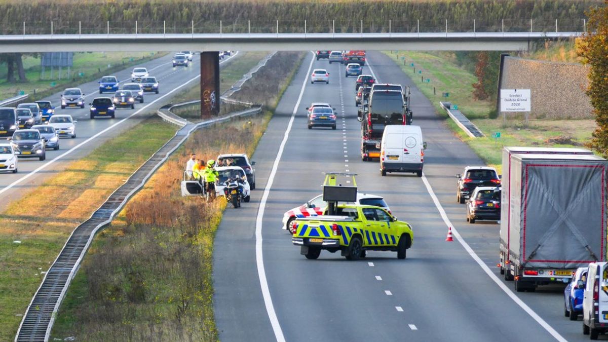 112 Nieuws: Auto's botsen in Gramsbergen | Fietsster raakt gewond bij aanrijding met busje