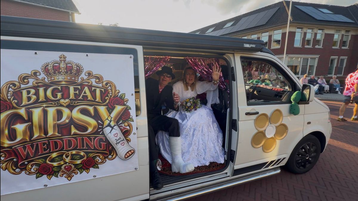 Mega bruiloft in Hellendoorn, honderden deelnemers trouwstoet: ‘Kan alleen hier’