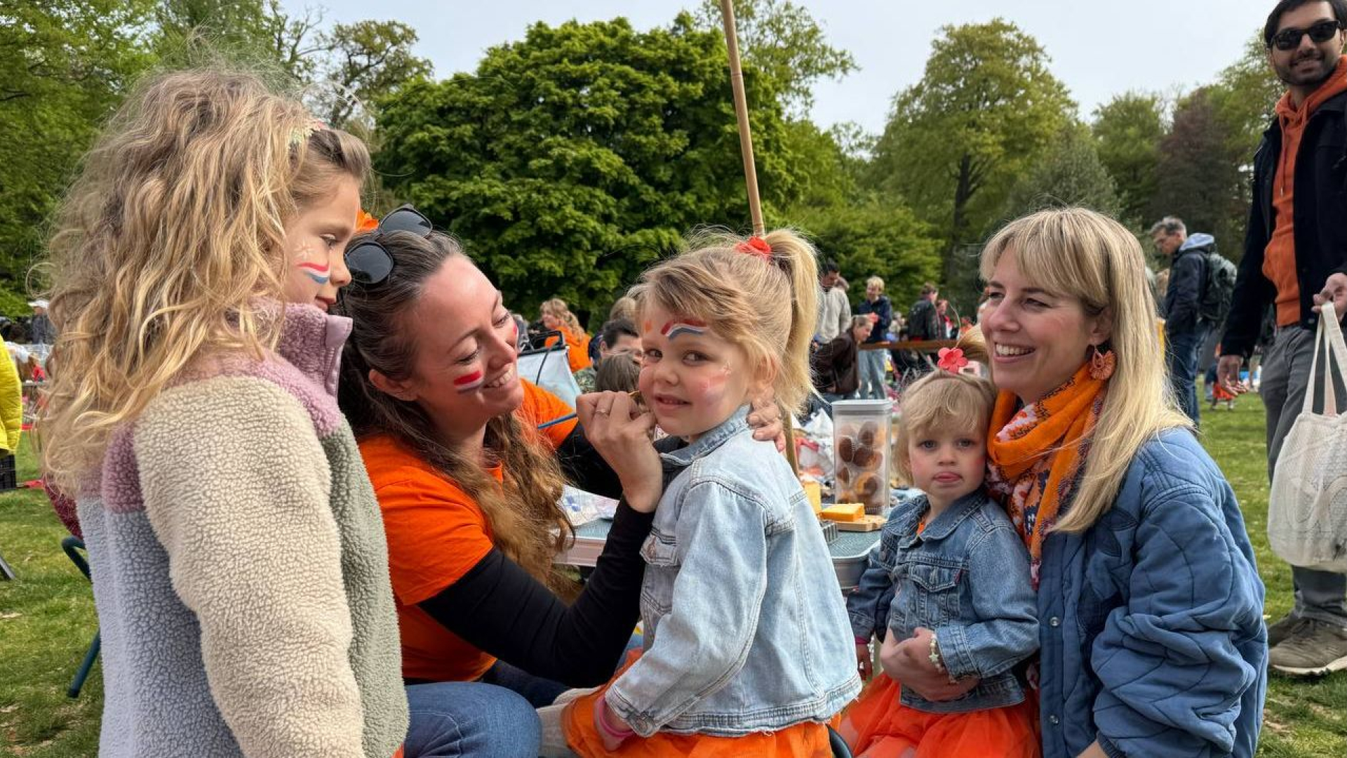 LIVE | Gezellige drukte op kleedjesmarkten