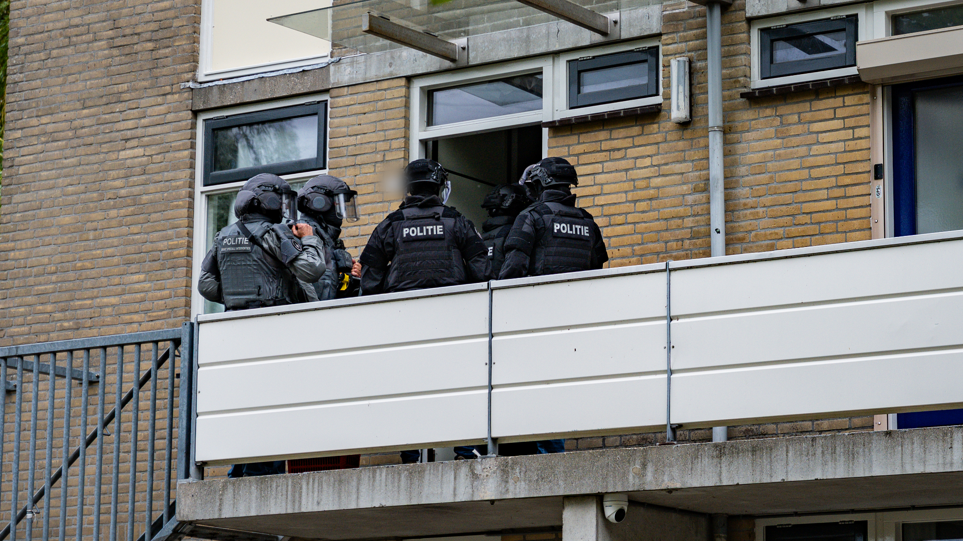 Vooralsnog is er nog geen wapen gevonden.
