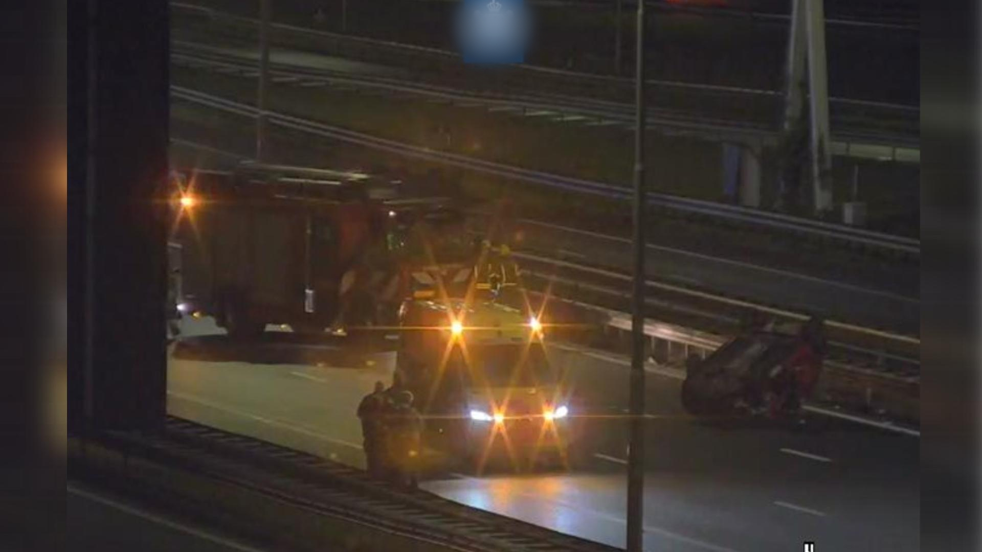 De auto is op de A16 over de kop geslagen