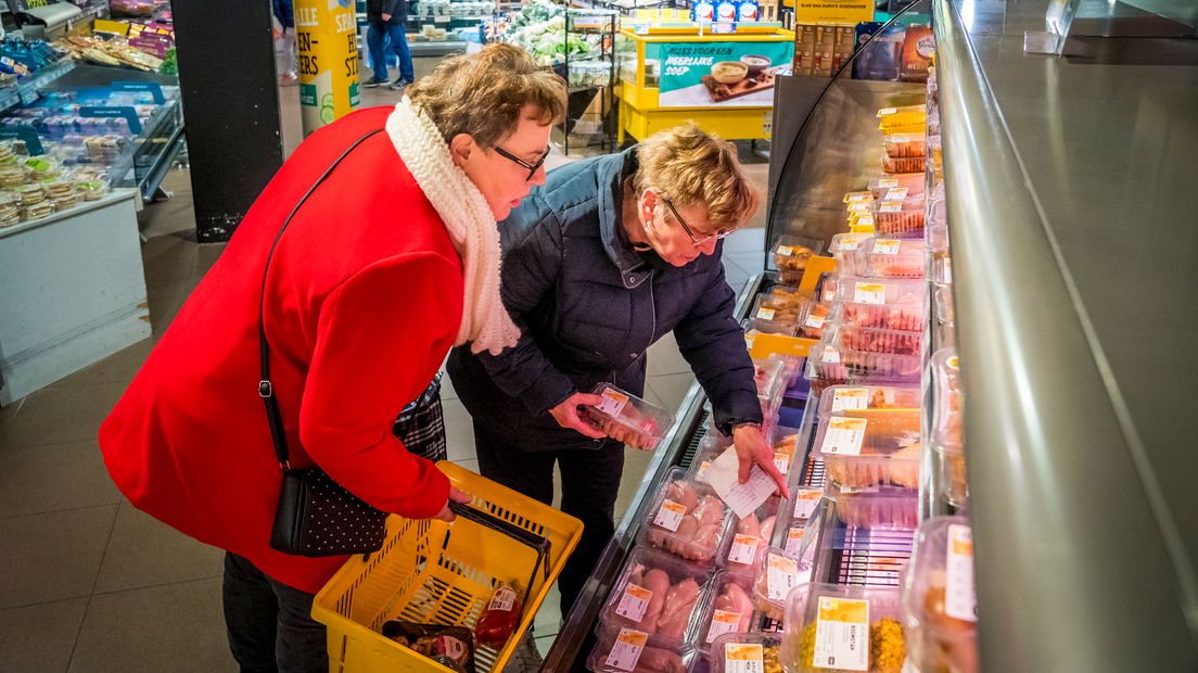 Twee vrouwen bij het vleesschap van een supermarkt