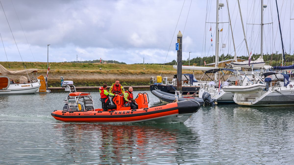 Persoon in het water bij Marsum | Paard uit een sloot getakeld in Joure